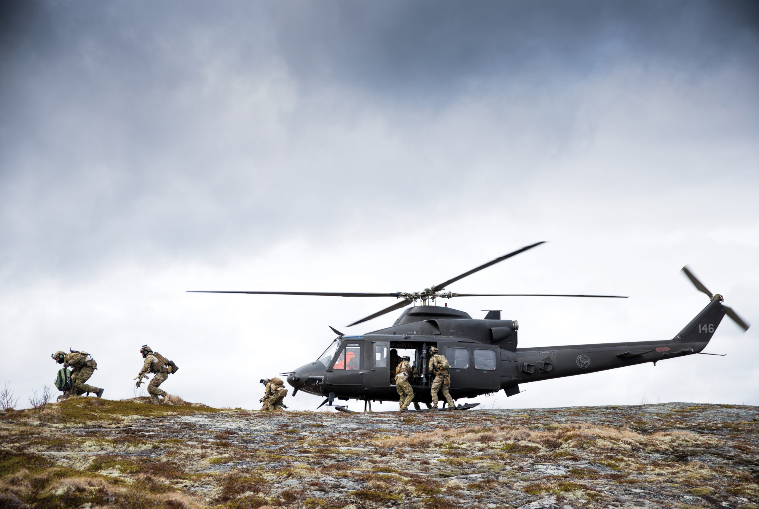 Command out. Белл 412 Норвегия. Вертолет ab7. Армия Норвегии учения. Norwegian Armed Forces фото.
